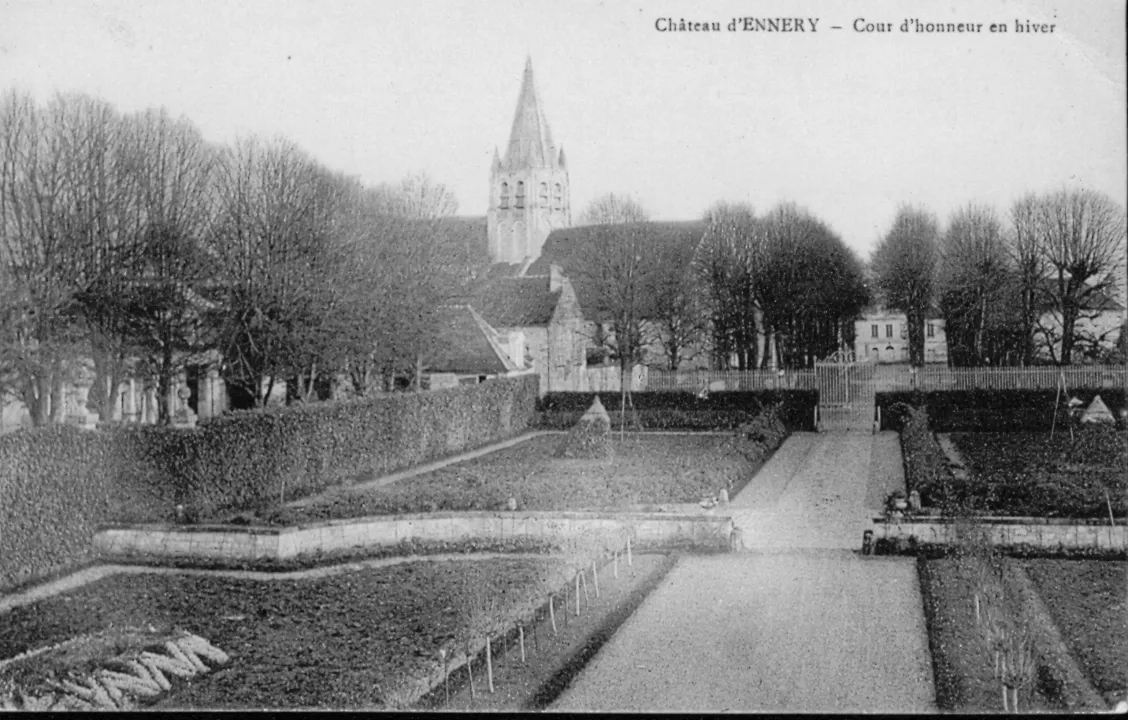 Carte postale - Château d'Ennery - Cour d'honneur en hiver